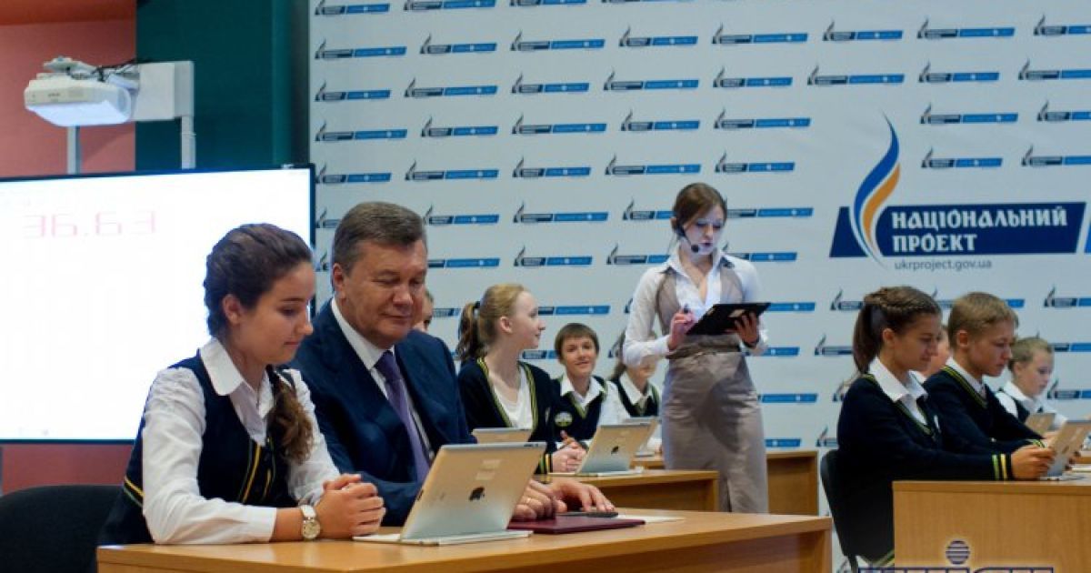 Разом із школярами президент відвідав інтерактивний мультимедійний "Урок майбутнього". / © УНІАН