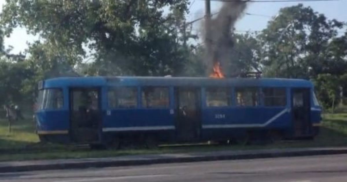 В Одесі на ходу загорівся трамвай: люди в паніці вистрибували на дорогу