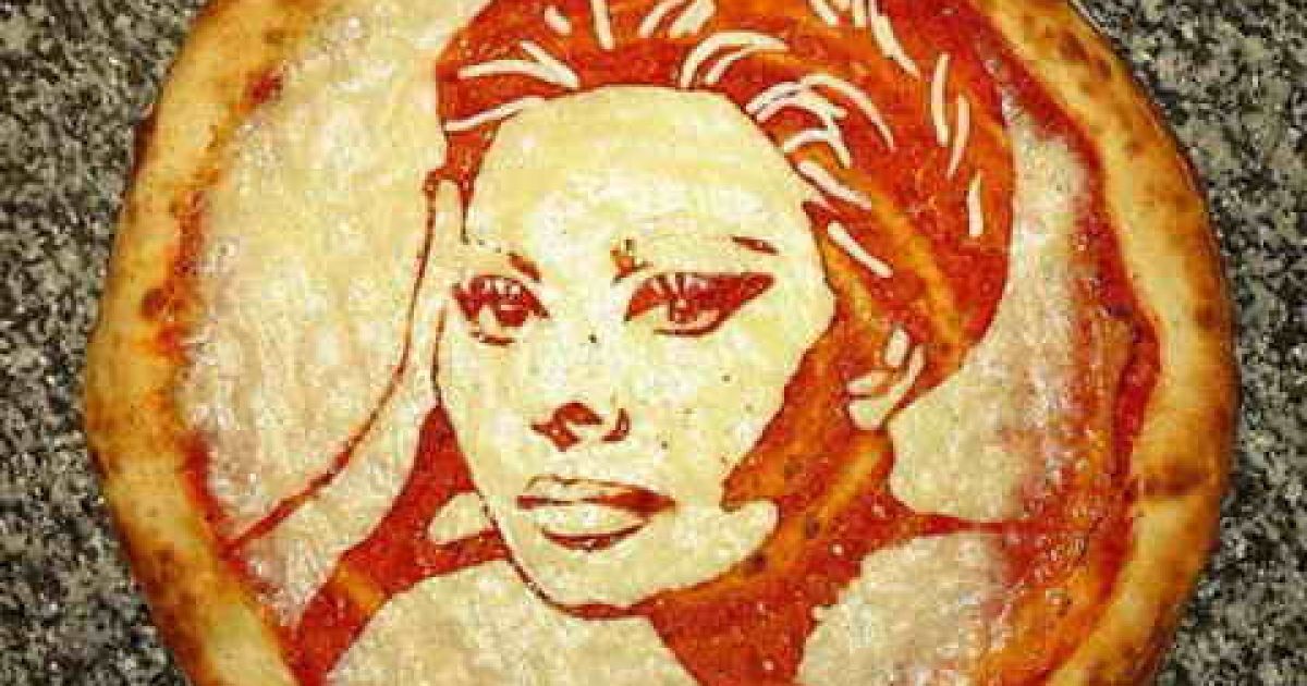 Доменіко Кролла робить портрети на піці / © ВКонтакте