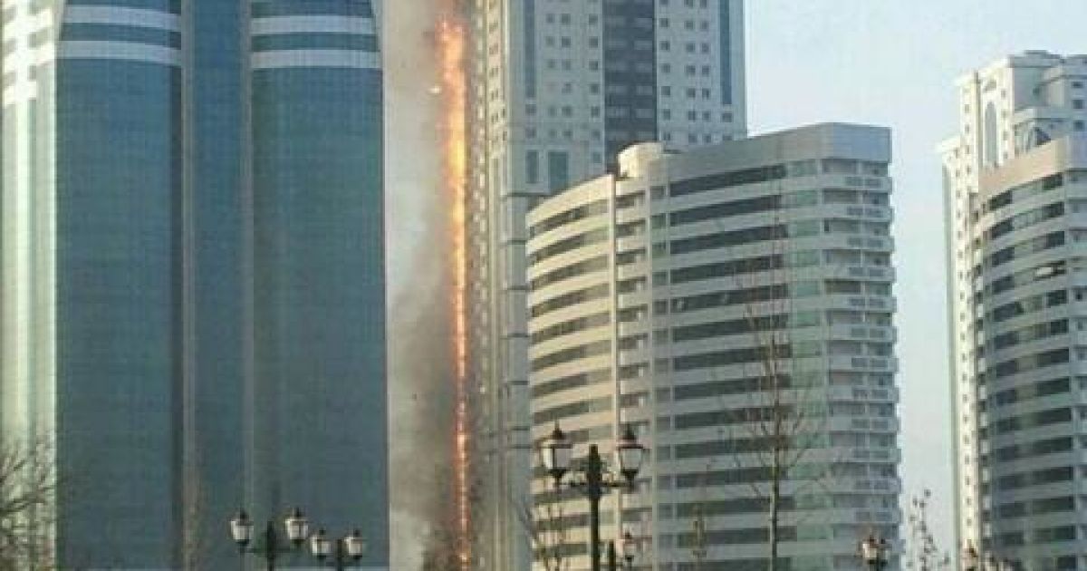 У Центрі Грозного палає елітна багатоповерхівка / © pvo.guns.ru