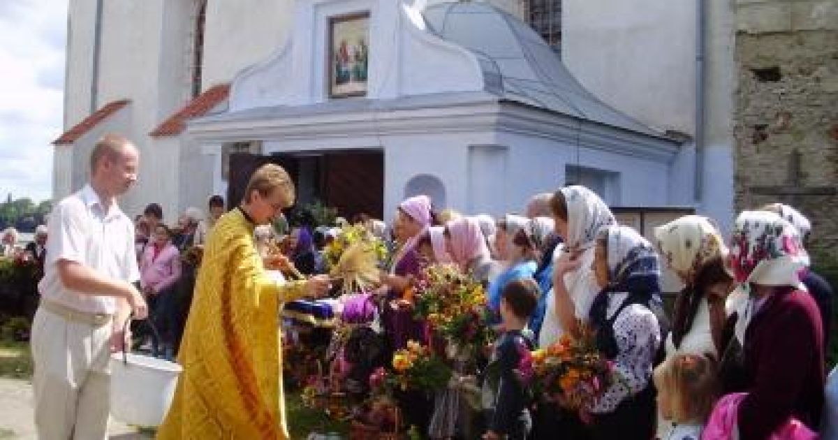 На Маковія святять воду, квіти та мед