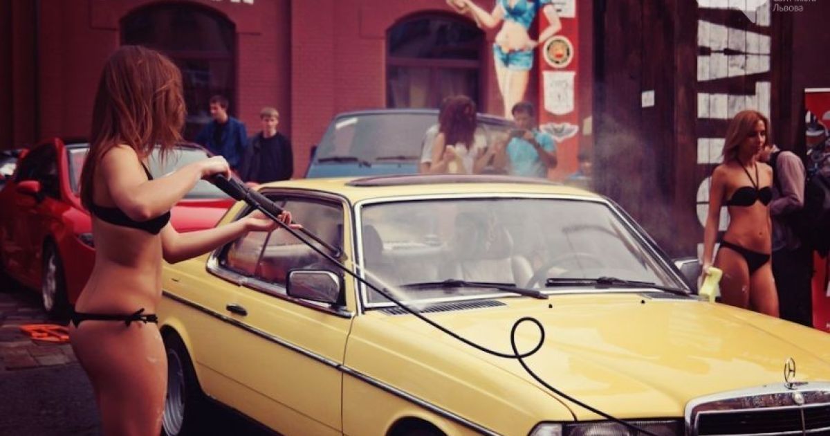 У Львові стриптиз влаштували на автомийці