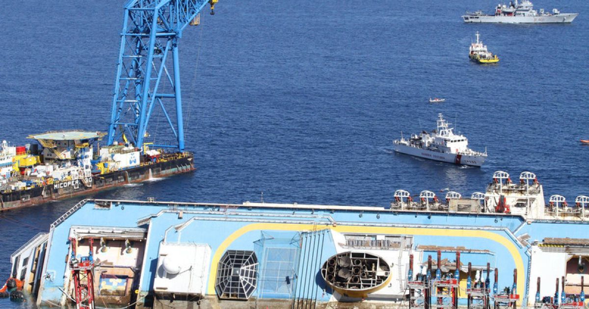 Costa Concordia поставили вертикально у берегів Італії / © Фото EPA/UPG