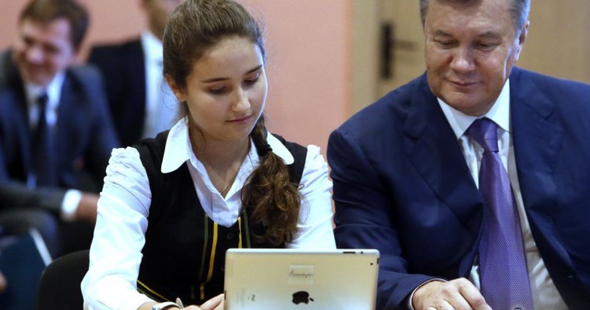 Янукович пообіцяв забезпечити інтернетом і планшетами всі школи країни / © УНІАН
