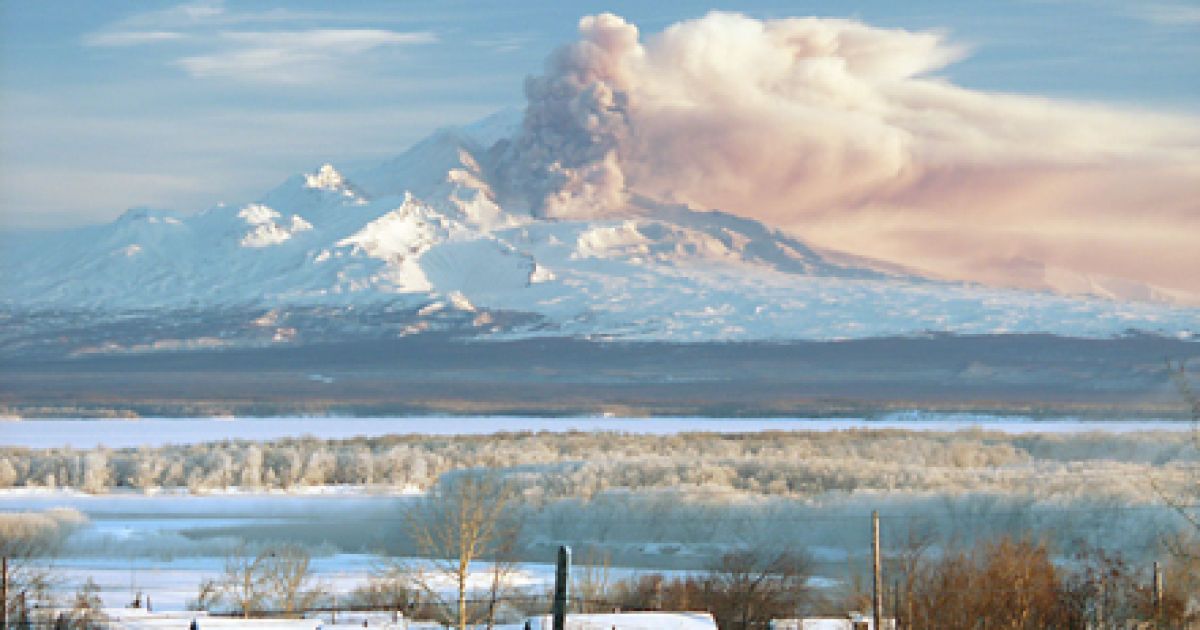 Вулкан викидає стовпи попелу на величезну відстань