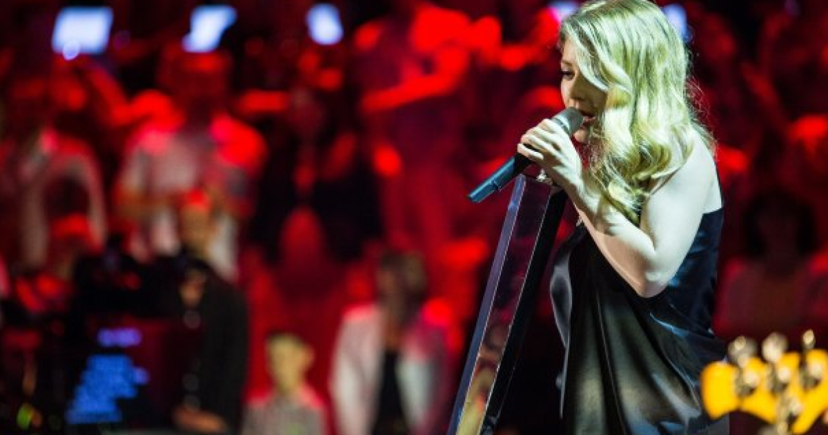 Кароль не може стриматись від чуттєвого співу