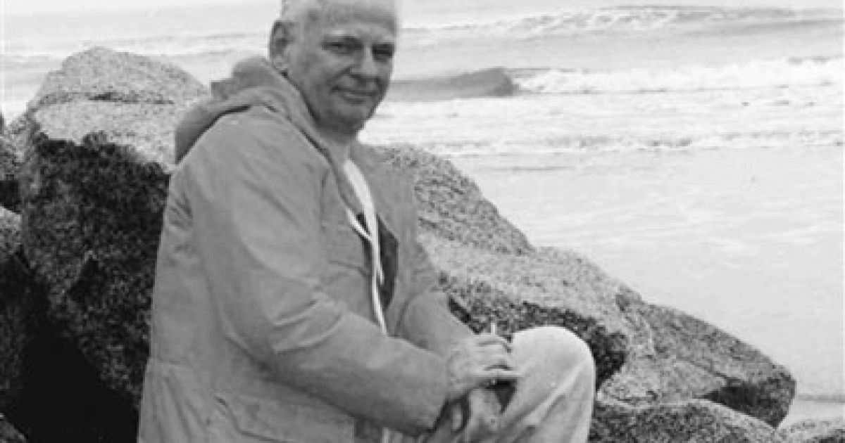 Серед його винаходів є іграшкові пластикові наручники та вертоліт із ручною системою запуску