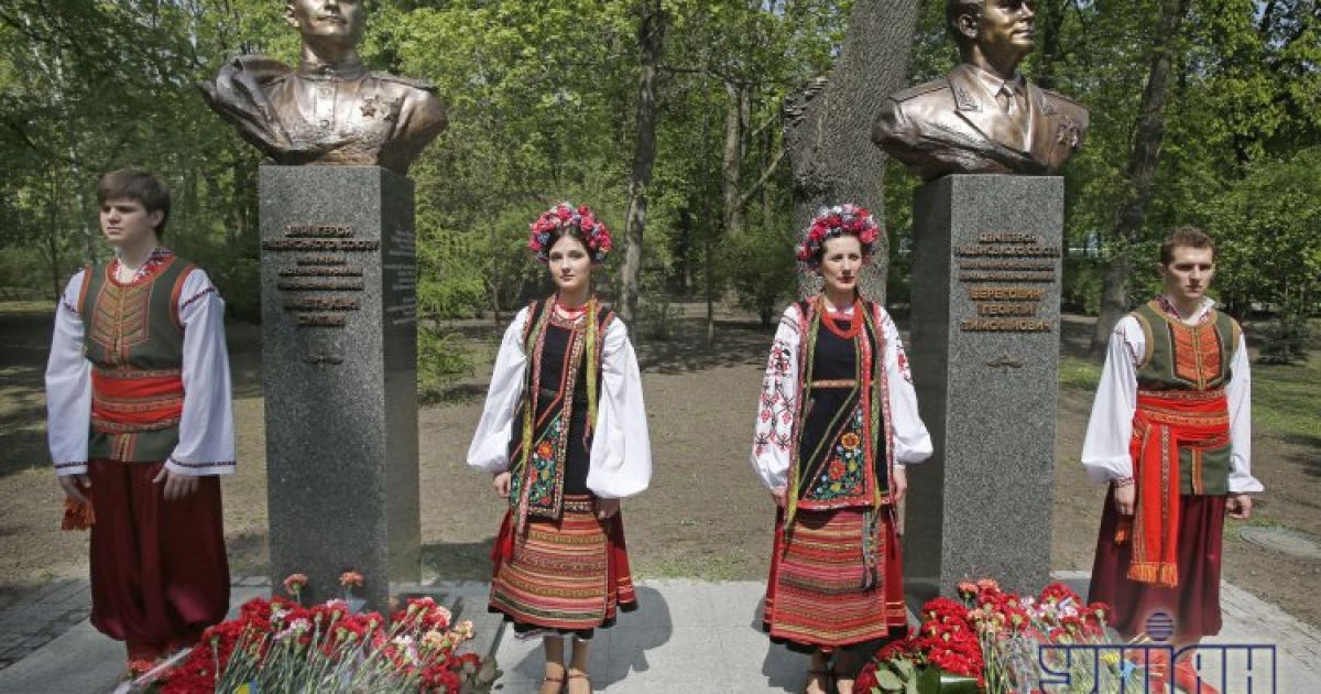 Азаров відкрив пам'ятники героям СРСР