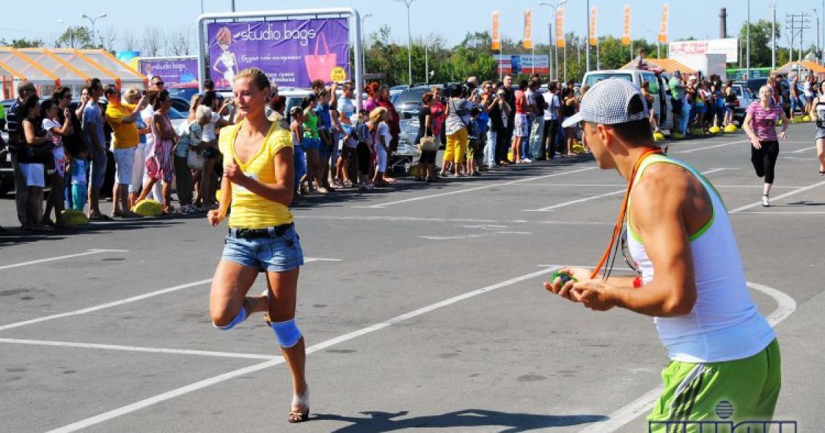 Дівчата на підборах бігли наввипередки / © УНІАН