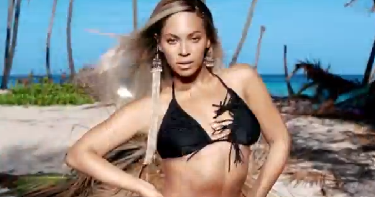 Бейонсе у купальниках від H&M / © YouTube