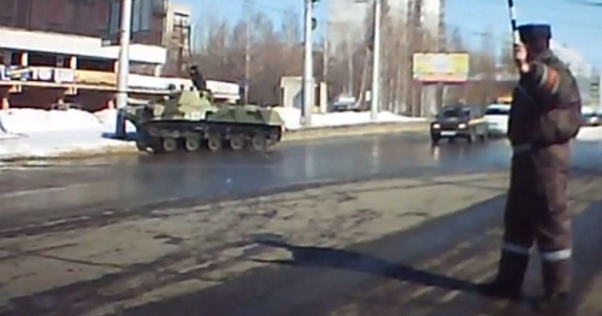 Танк збив стовп.