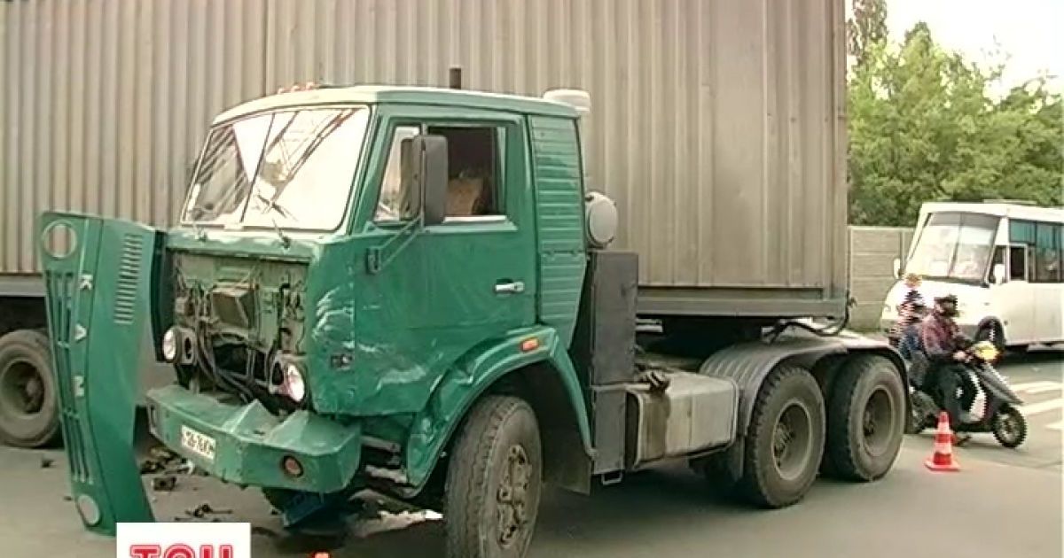 Повна людей маршрутка знесла з дороги важезний КамАз