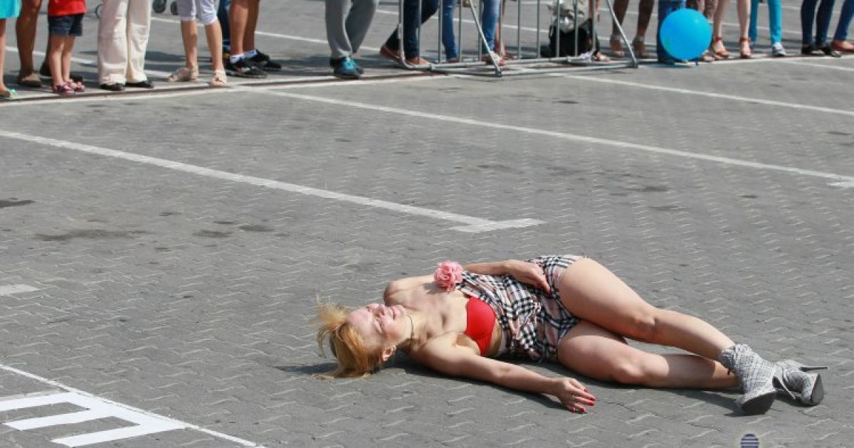 Дівчата та хлопці ганяли Львовом на височенних підборах / © УНІАН