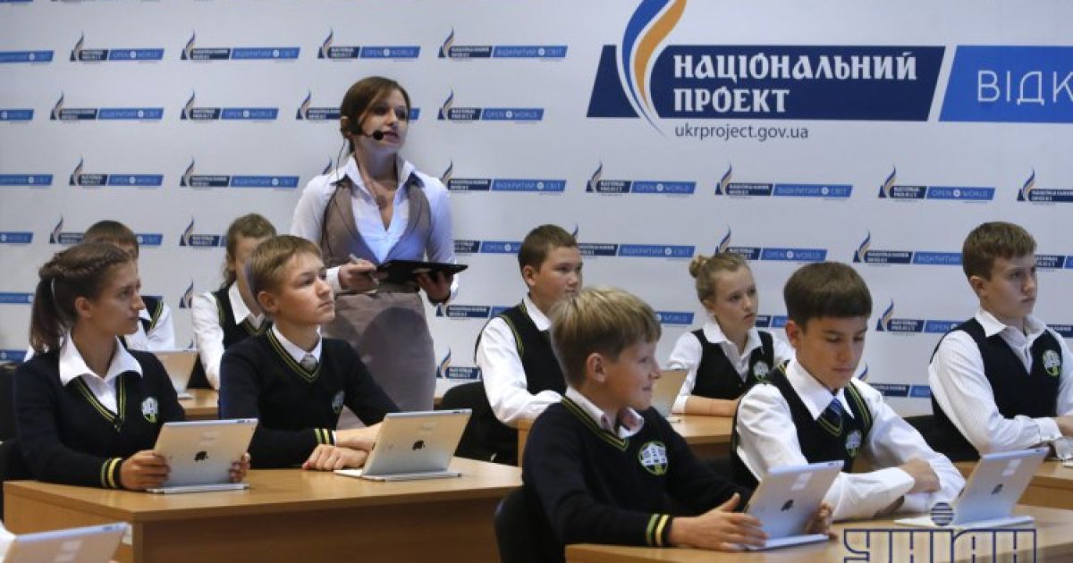 Янукович пообіцяв забезпечити інтернетом і планшетами всі школи країни / © УНІАН