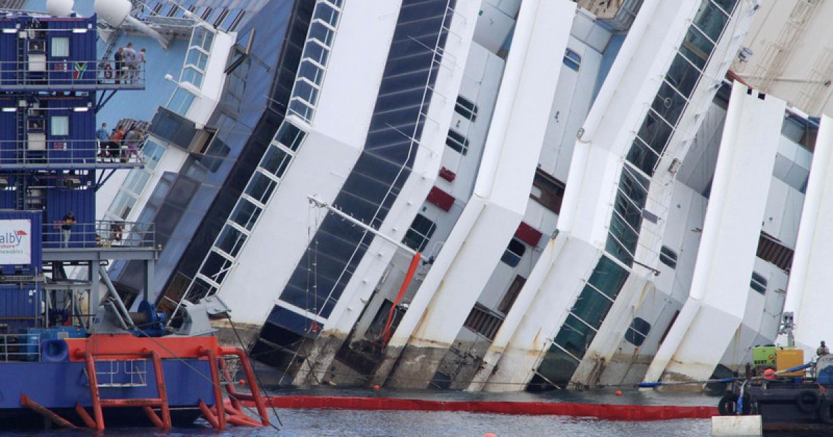 Costa Concordia поставили вертикально у берегів Італії / © Фото EPA/UPG