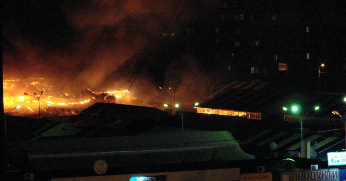 У пожежників є версія, що у ринок вдарила блискавка