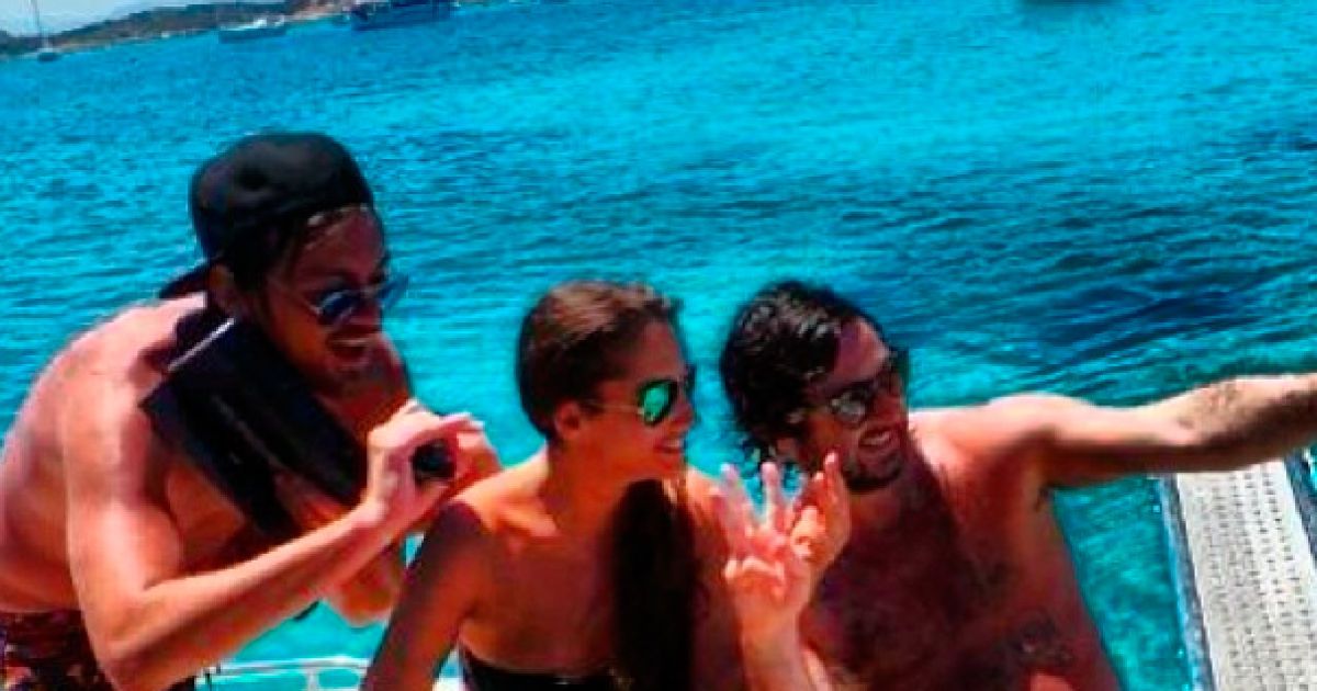 Артем Мілевський відпочиває з друзями на Сардинії