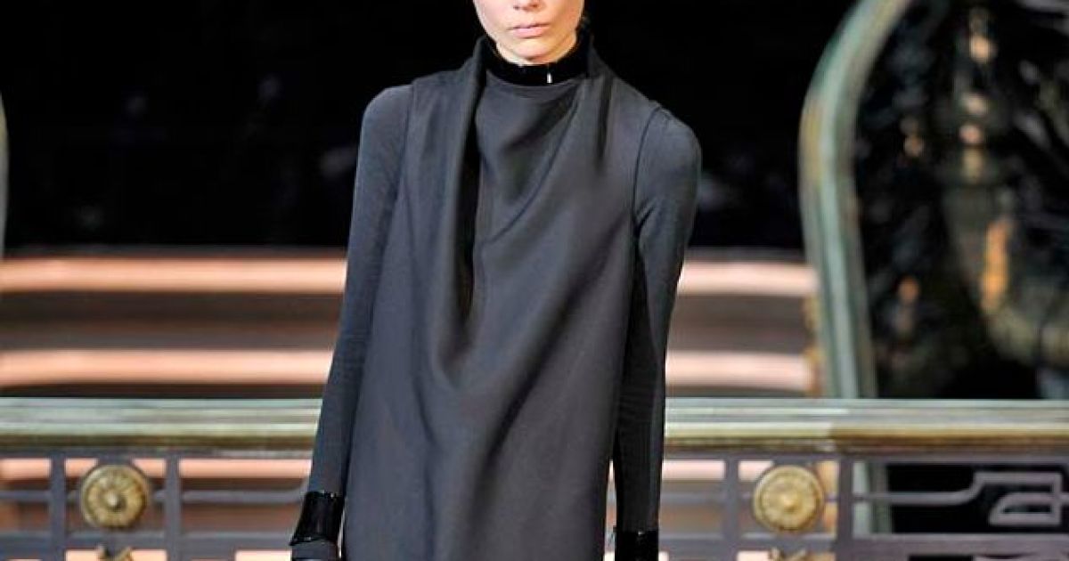 John Galliano запакував жінок в чорні футляри