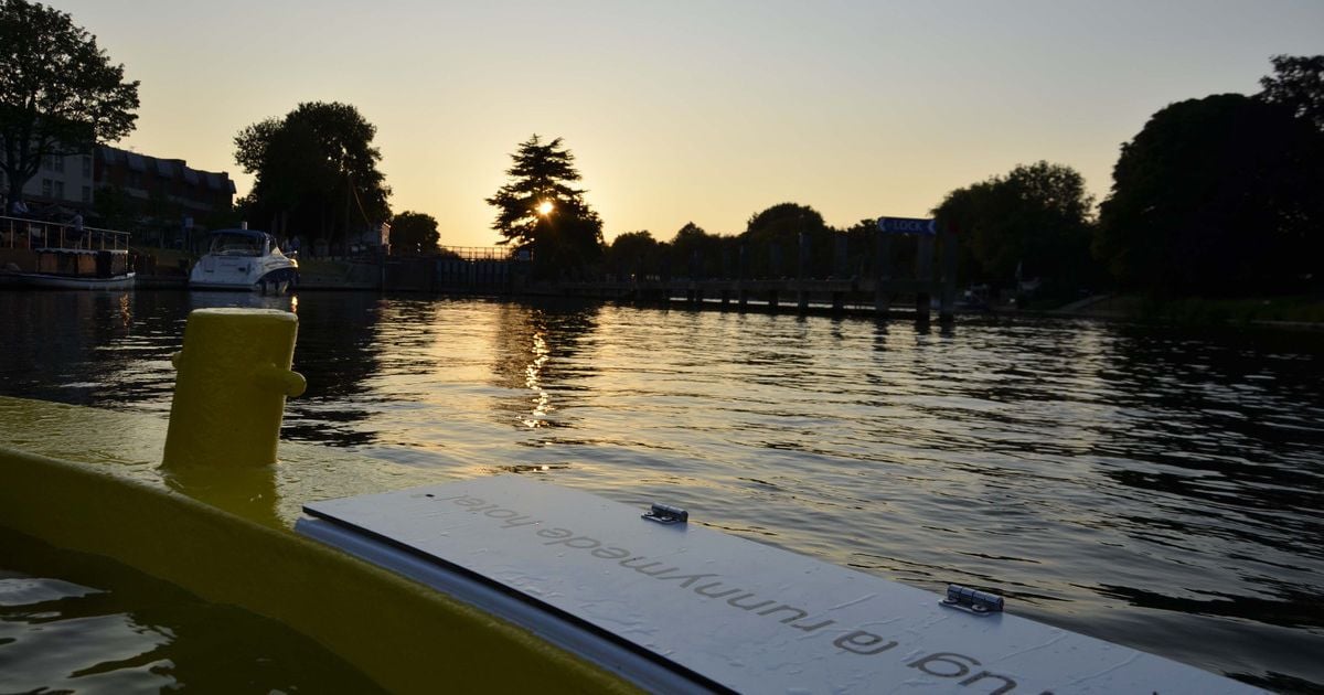 Британці плавають по Темзу у джакузі. / © the runnymede-on-thames