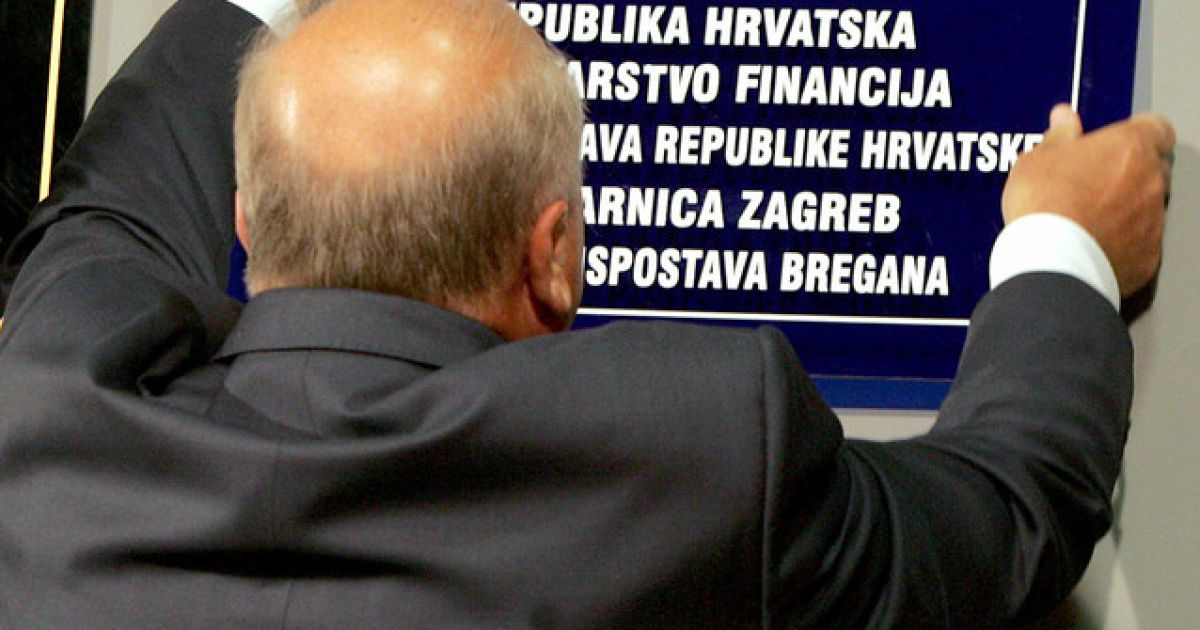 Хорватський міністр фінансів Славко Лініч зняв знак на кордоні зі Словенією / © http://twitter.com/mrskutcher