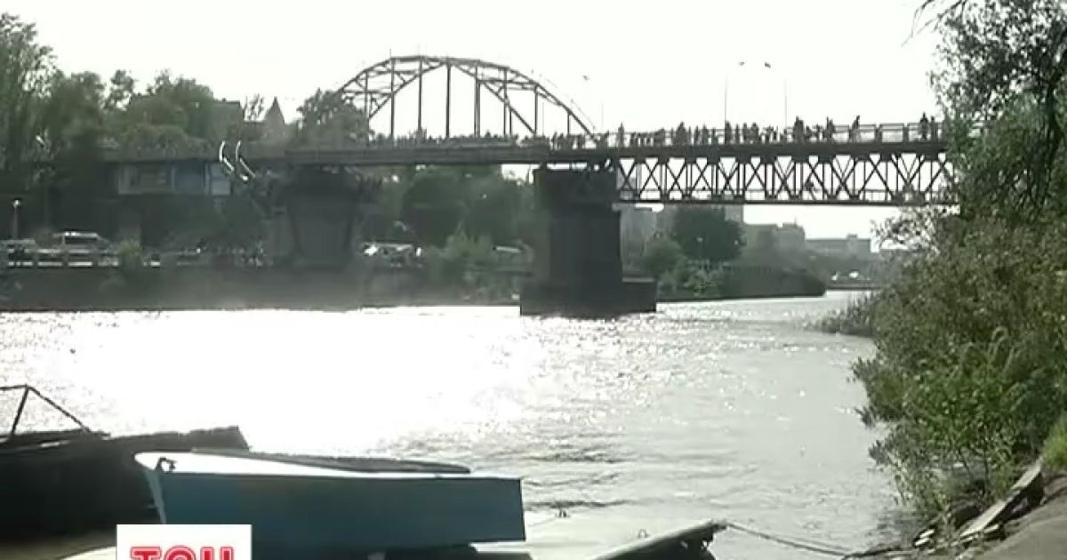 Дев'ятикласника затягло під воду після стрибка з мосту у Дніпро