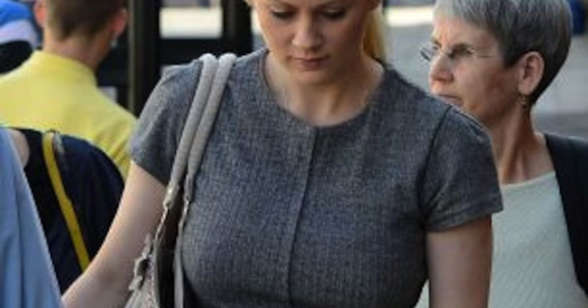 Еппі Доусон забрала до себе додому учня, якого розбестила.