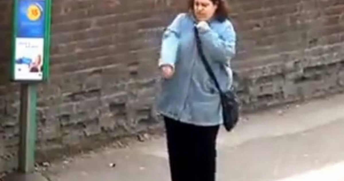 Еллі Колес танцює на зупинці. Скріншот з відео