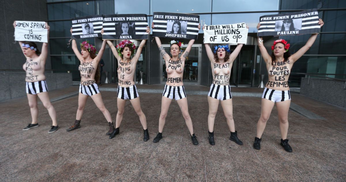 Дівчата з FEMEN влаштували топлес-акцію біля Європарламенту / © Фото EPA/UPG