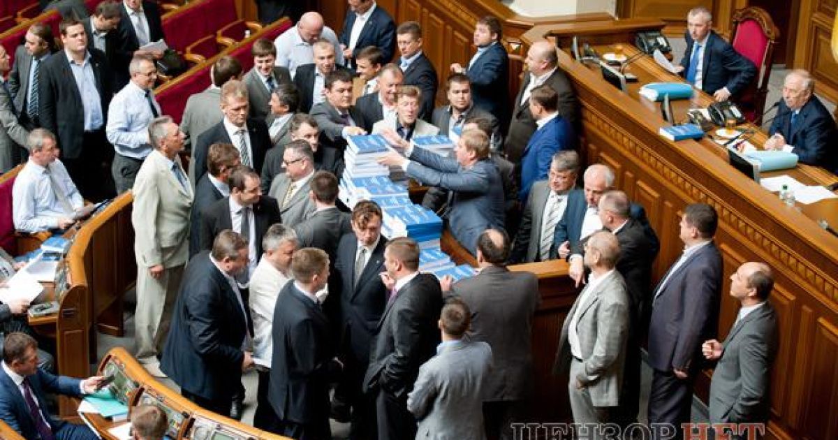 Опозиція зранку блокує трибуну Ради