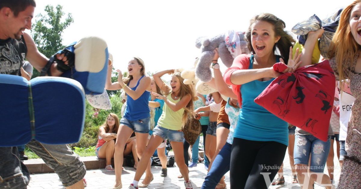 У парку Шевченка відбулася битва на подушках / © УНН