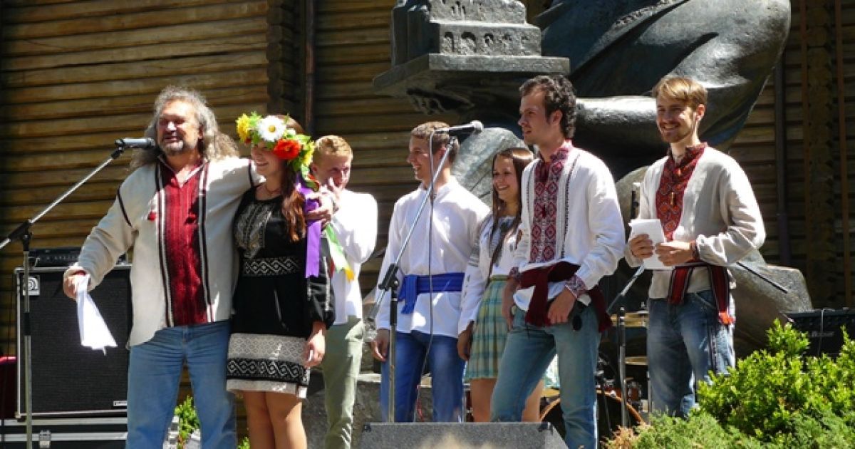 Українці зібрались на парад вишиванок