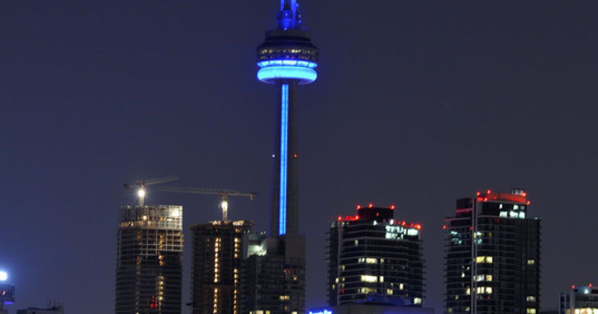 CN Tower в Торонто спалахнуло святковими вогнями / © Фото EPA/UPG