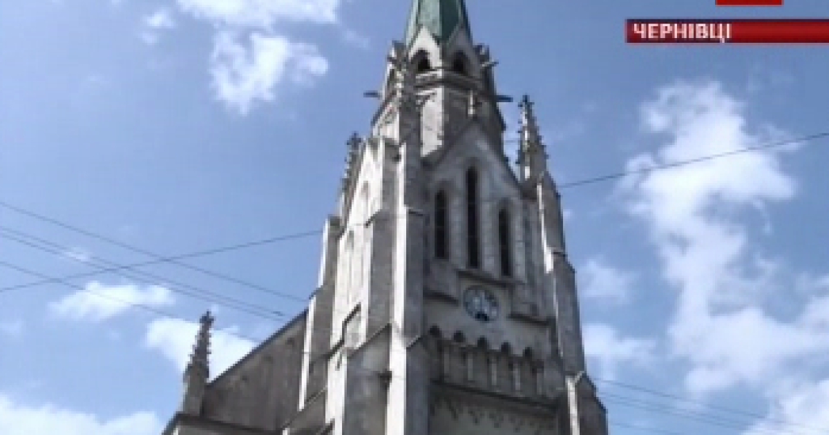 Знаменитий костел у Чернівцях руйнується