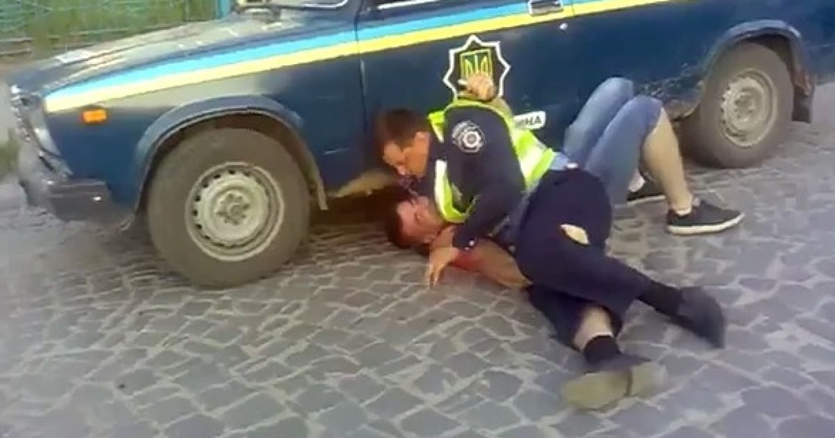 Даішники накинулися на водія та повалили його на землю