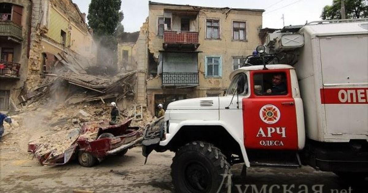 Сусіди кажуть, що під завалами опинилися двоє людей