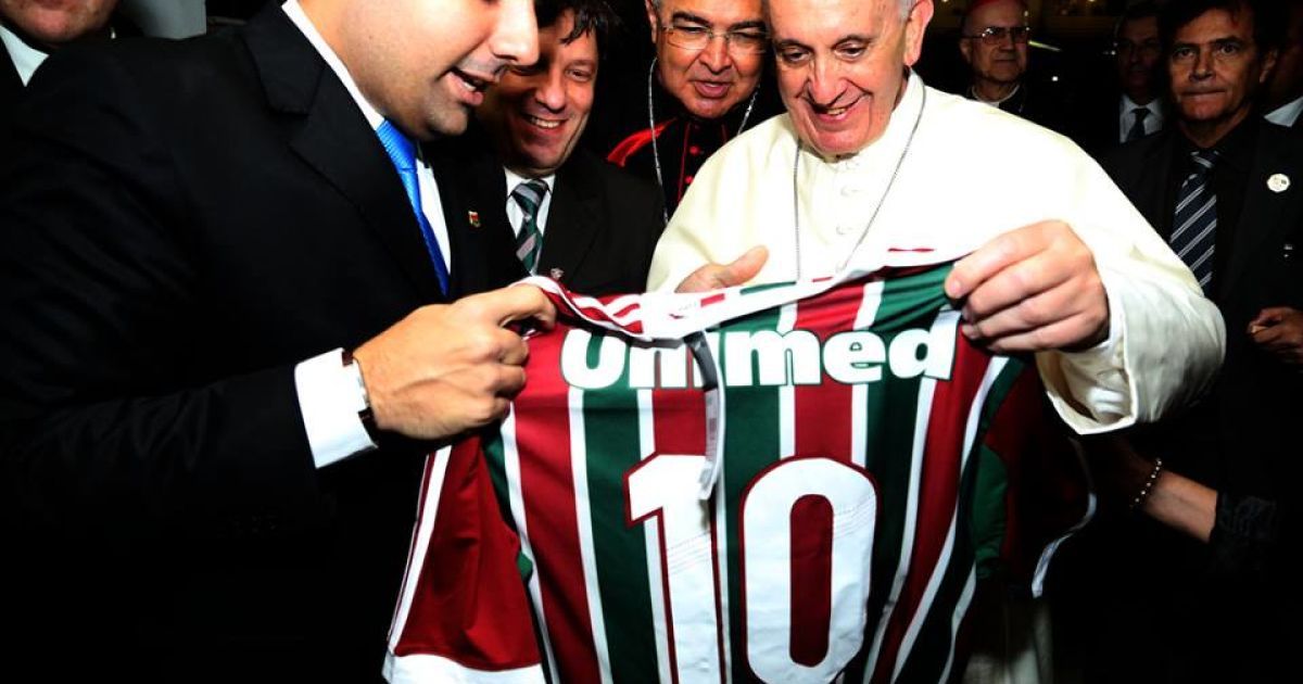 Під час візиту до Бразилії Папа отримав у подарунок футболку місцевого клубу