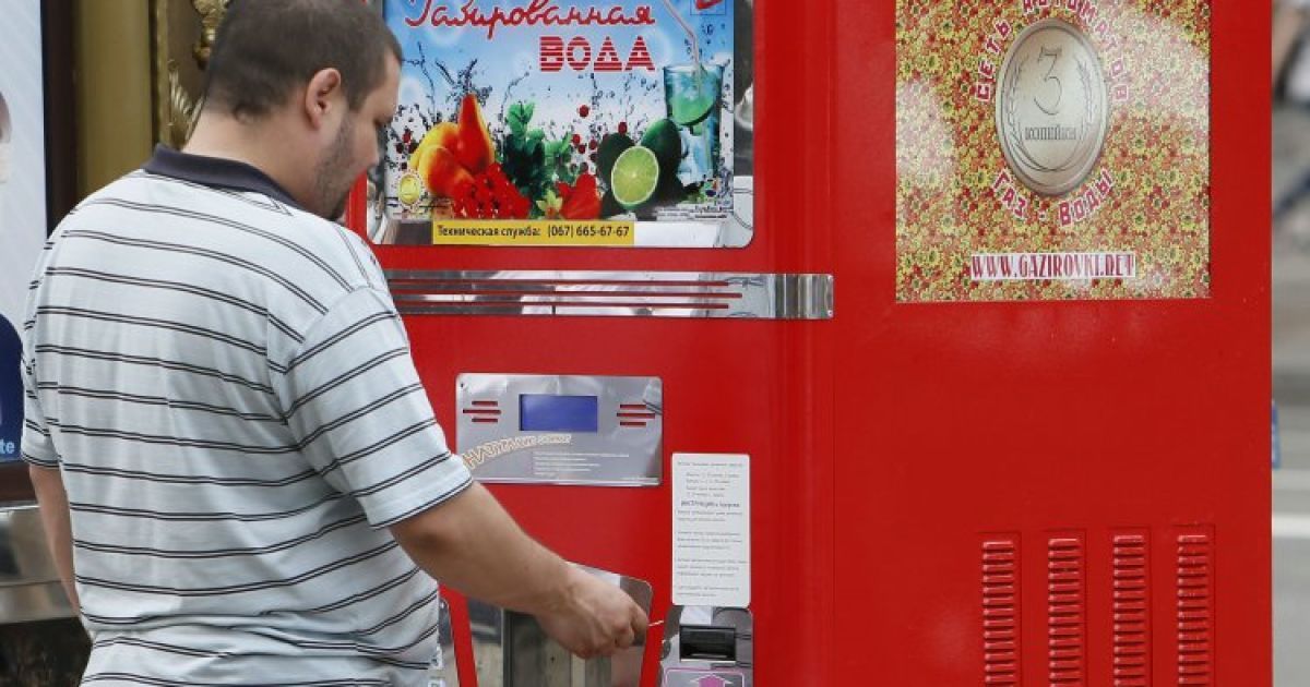 У центрі Києва встановили червоні автомати з газованою водою / © УНІАН