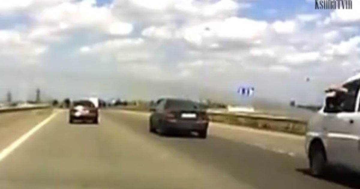 З мікроавтобуса відкрили вогонь по машині
