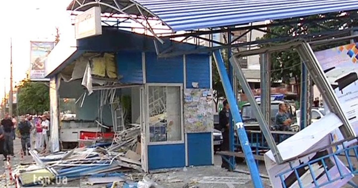 Після ДТП горе-зупинку знесли