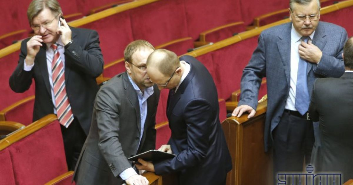 Картонний Азаров став місцем паломництва нардепів у Раді / © УНІАН