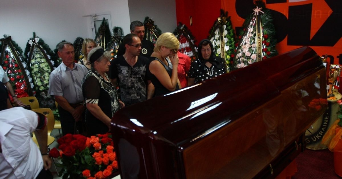 Попрощатися з Вадимом Нестерчуком прийшли друзі, колеги та прості люди / © gazeta.ua