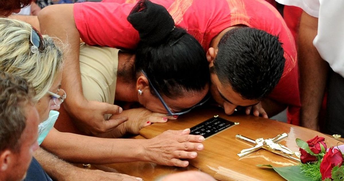 В Італії родичі та друзі загиблих оплакують своїх близьких / © http://twitter.com/mrskutcher