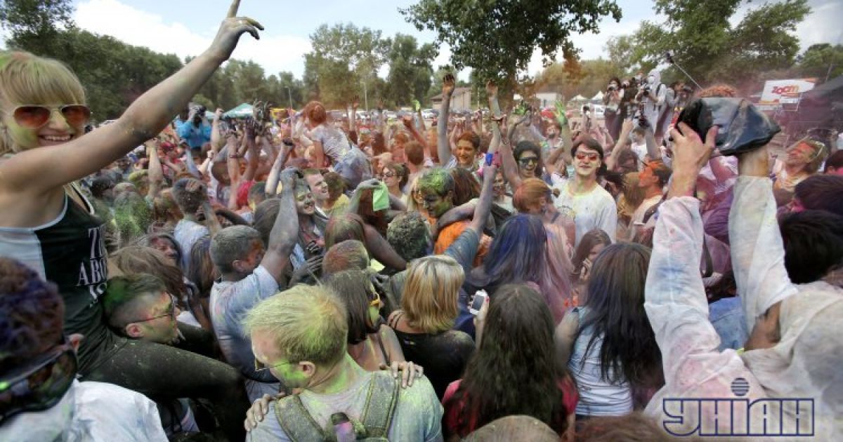 Кияни кидали один в одного фарбою / © УНІАН