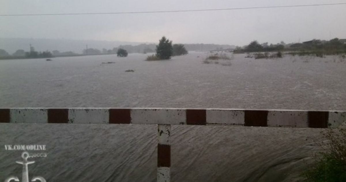 Повінь може принести воду з вигрібних ям та могильників.