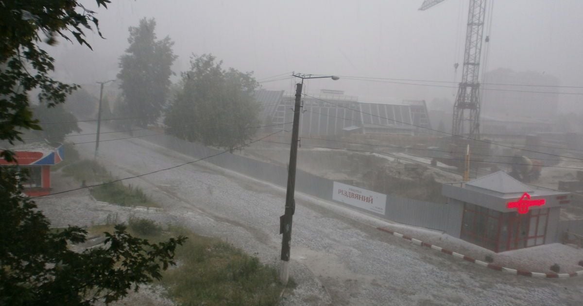 Івано-Франківськ засипав крупний град / © foxcrawl.com