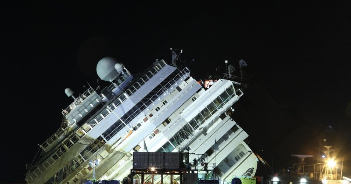 Costa Concordia поставили вертикально у берегів Італії / © Фото EPA/UPG