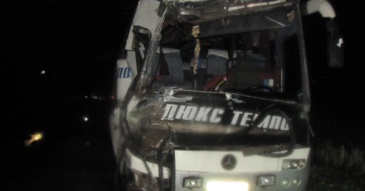На Херсонщині пасажирський автобус врізався у вантажівку, є загиблі