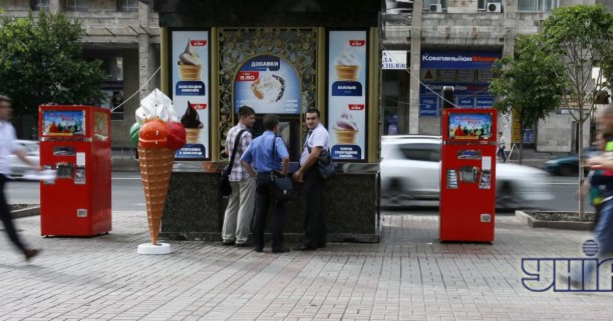 У центрі Києва встановили червоні автомати з газованою водою / © УНІАН