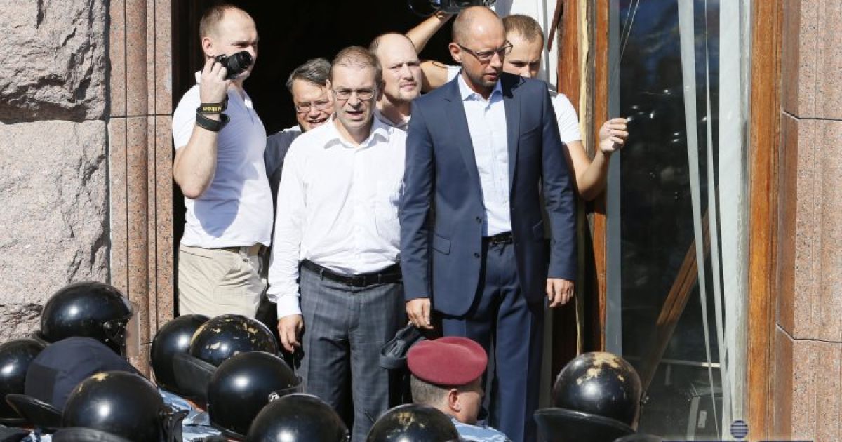 Арсеній Яценюк вдерся на вікно Київради та згодом потрапив усередину / © УНІАН