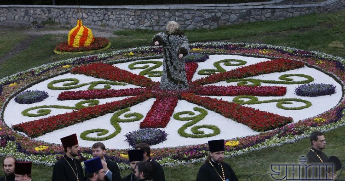 На виставці представлені об'ємні квіткові скульптури